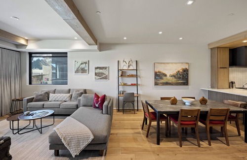 Jackson Condo | Elegant Jackson Getaway with Hot Tub Near Snow King Skiing & Dining