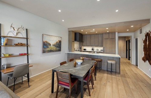 Jackson Condo | Elegant Jackson Getaway with Hot Tub Near Snow King Skiing & Dining