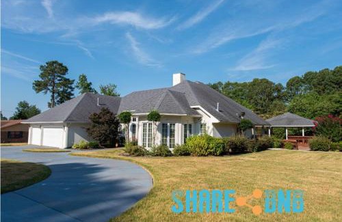 Little Rock House | Elegant Lakefront Home W Covered Patio