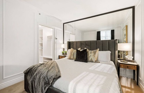 Central Hotel | Elegant Luxury: 2 Bed Canada Place - Valet Parking