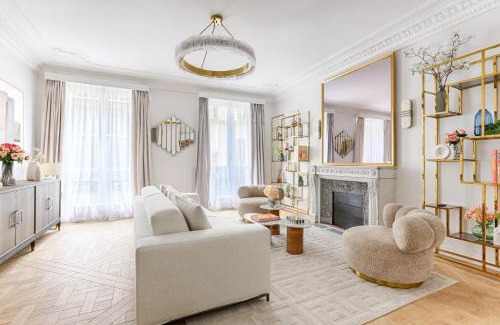 8th Arrondissement Apartment | Elegant Luxury Apartment for 6 on Champs-Élysées