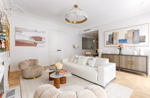 8th Arrondissement Apartment | Elegant Luxury Apartment for 6 on Champs-Élysées