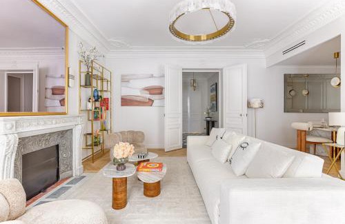 8th Arrondissement Apartment | Elegant Luxury Apartment for 6 on Champs-Élysées