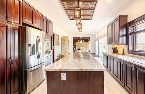 Beloeil House | Elegant Manoir with Jacuzzi, Private Dock & Stunning Mont-Saint-Hilaire View