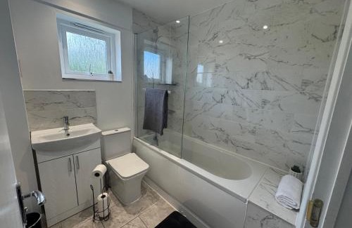 Milton Keynes House | Elegant & Modern 3 bed home with private drive