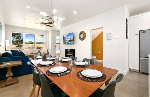 Old Town North House | Elegant Mountain Haven | King Bed & Fireplaces