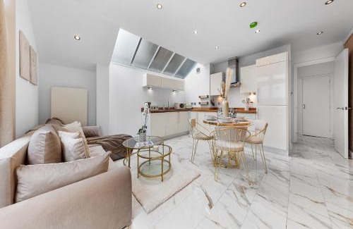 Southfield Apartment | Elegant Oasis - 2 Bed - Garden - 65 inch TV & Netflix