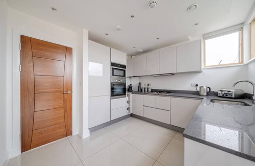 Wimbledon Apartment | Elegant One-Bed Penthouse with Terrace – Sleeps 4