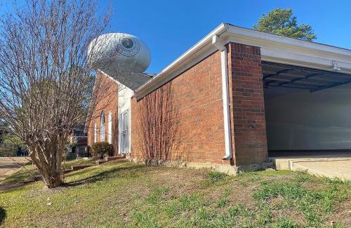 Tougaloo House | Elegant Parisian Home near Fondren