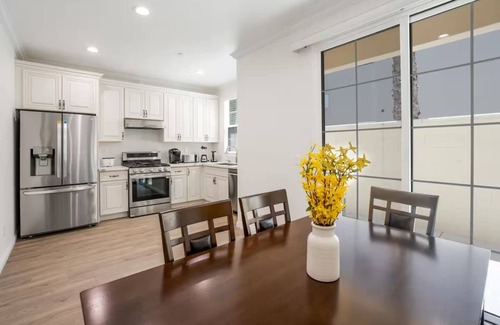 Mid Central Apartment | Elegant Pasadena Homew Patio Parking Near Old Town
