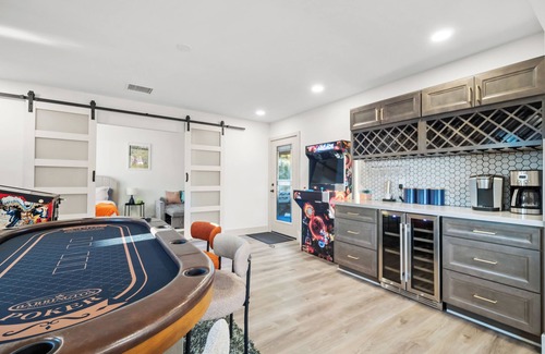 Mount Helix House | Elegant Pool Villa In Mount Helix, close to DT!