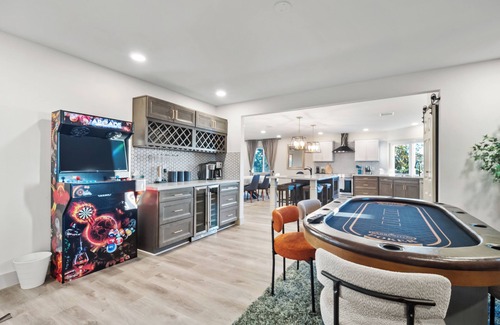 Mount Helix House | Elegant Pool Villa In Mount Helix, close to DT!