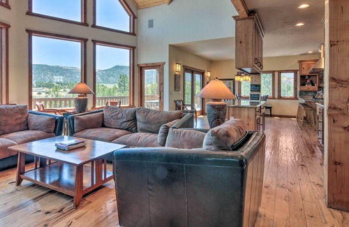 Panguitch Cabin | Elegant Retreat w/ Stunning Views & Hot Tub!