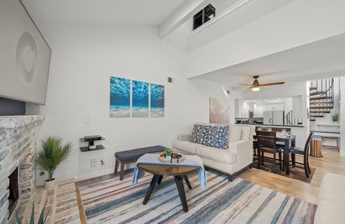 Huntington Beach Condo | Elegant & Spacious ☆ Close to Beach & Hiking Trails ☆ Resort Amenities ☆ Balcony