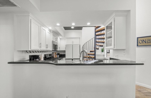 Huntington Beach Condo | Elegant & Spacious ☆ Close to Beach & Hiking Trails ☆ Resort Amenities ☆ Balcony