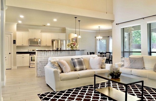 Stone Oak House | Elegant Spacious Home -Social Distance Sleeps 16+