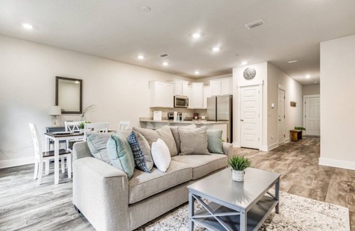 Pine Forest House | Elegant townhome + oversized luxury pool