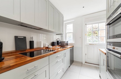 Royal Borough of Kensington and Chelsea Apartment | Elegant Two-Level Kensington Apartment