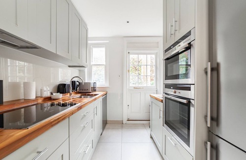 Royal Borough of Kensington and Chelsea Apartment | Elegant Two-Level Kensington Apartment