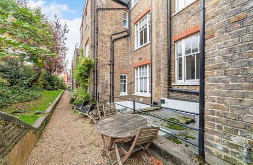 Royal Borough of Kensington and Chelsea Apartment | Elegant Two-Level Kensington Apartment