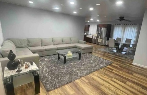 South Central Omaha House | Elegant π
