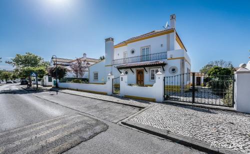 Sao Simao Villa | Elegant Villa in Azeitão with Pool