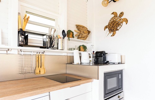 Grand-Bourg Villa | Elegant villa Ti Moca offering a vue sur les îles voisines, ideal for 6 guests