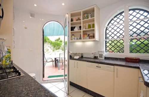 Nueva Andalucia Villa | ELEGANT VILLA WITH NICE SWIMMING POOL IN FIRST LINE OF THE GOLF OF MARBELLA