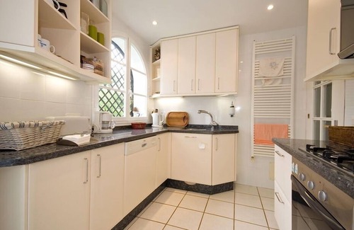 Nueva Andalucia Villa | ELEGANT VILLA WITH NICE SWIMMING POOL IN FIRST LINE OF THE GOLF OF MARBELLA