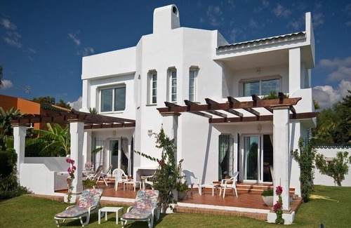 Nueva Andalucia Villa | ELEGANT VILLA WITH NICE SWIMMING POOL IN FIRST LINE OF THE GOLF OF MARBELLA