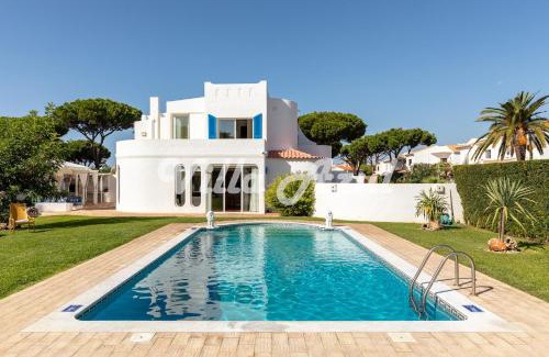 Quarteira Villa | Elegant villa with private pool in Quarteira