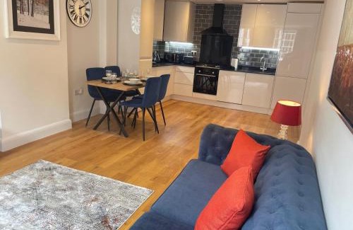 Eton Apartment | Elegant Windsor Flat - Short Walk to Windsor Castle, River Thames & Train Station