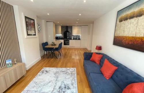 Eton Apartment | Elegant Windsor Flat - Short Walk to Windsor Castle, River Thames & Train Station