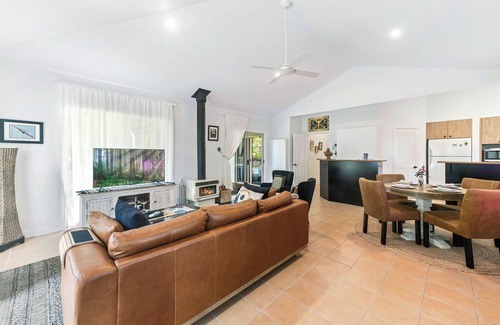Montville House | Elevata Tropical Villa - Luxe Spa Jacuzzi - Wood Fire - Claw Bath - Pet Friendly