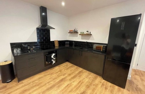 Hythe House | ELEVATED ESCAPE - 3 bedroom house with rooftop terrace,sauna,hot tub&cinema room