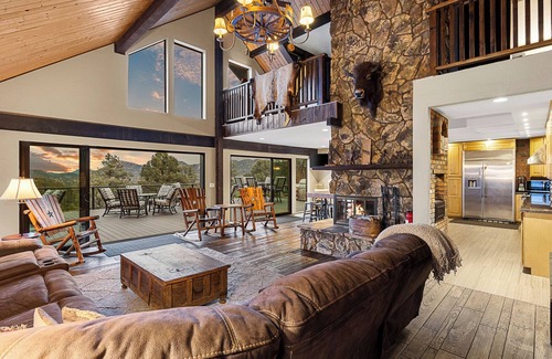 Payson Cabin | Elevated Getaway in the Pines—Pickleball, Porch Views & Endless Fun