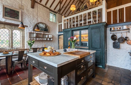 Pulborough Villa | Elizabethan Manor - Seven Bedroom Villa, Sleeps 14