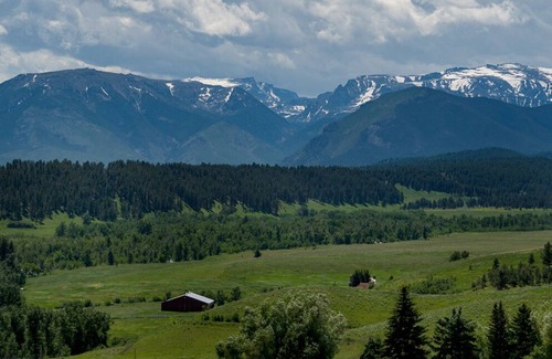 Fishtail Cabin | Elk Cabin sleeps 4, Rustic Charm with Breathtaking Views of Beartooth Mountains
