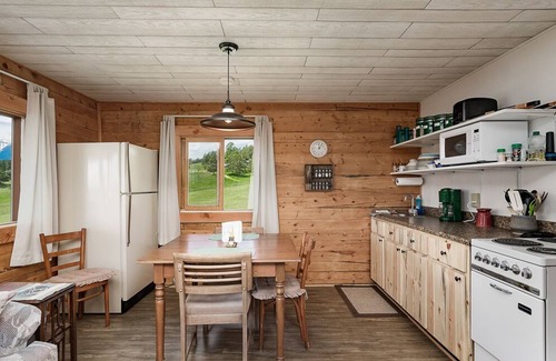 Fishtail Cabin | Elk Cabin sleeps 4, Rustic Charm with Breathtaking Views of Beartooth Mountains