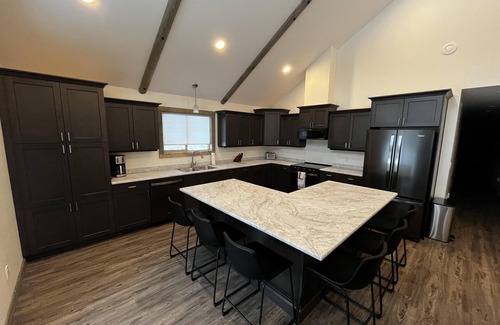 Valemount House | Elk Horn Cabin Rental - Pet Friendly!