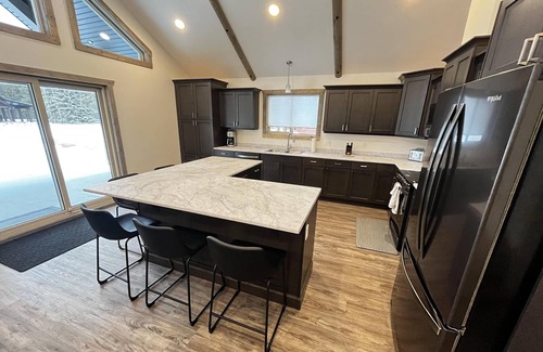 Valemount House | Elk Horn Cabin Rental - Pet Friendly!