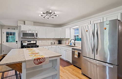 Waynesville Cabin | Elk Meadow Lodge-Picturesque View Hot Tub+Gameroom