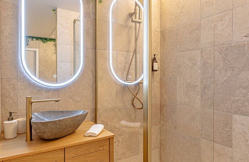 Evreux Apartment | Ellendor private spa and romantic getaway in Middle-earth.