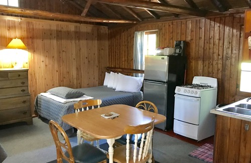 Grawn Cabin | Ellis Lake Resort - Cedar Log Cabin - Interlochen/Traverse City