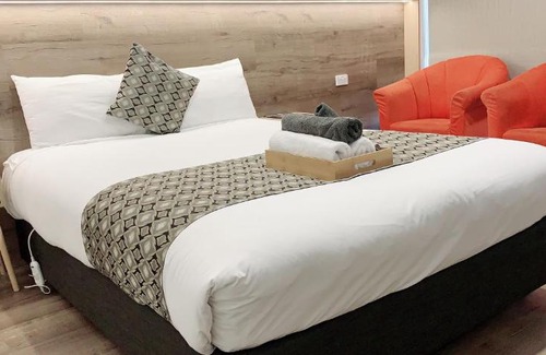 Golden Square Hotel | Elm Motel
