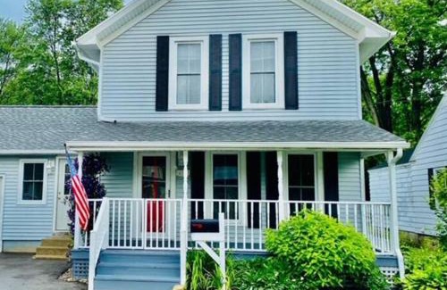 Three Oaks House | Elm St Retreat - 3 Min walk to Downtown Three Oaks