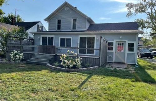 Three Oaks House | Elm St Retreat - 3 Min walk to Downtown Three Oaks