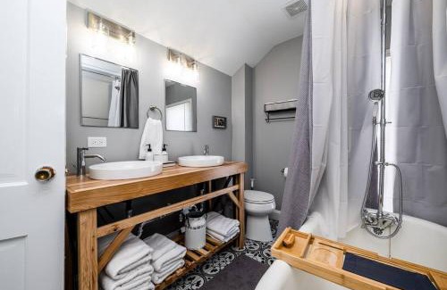 Three Oaks House | Elm St Retreat - 3 Min walk to Downtown Three Oaks