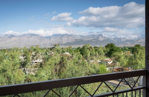 Tucson Hotel | Embassy Suites by Hilton Tucson East