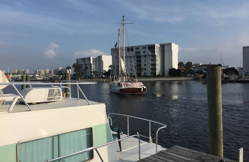 Fort Walton Beach Boat Rental | Emerald Coast Houseboat